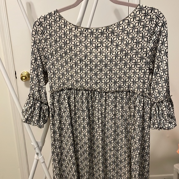 Cool and cute dress with puff sleeve bottom 3/4 length curly edges on sleeves - Picture 3 of 4